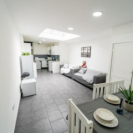 Stay Sa Equipped Studios Next To Uob And Qe! Бирмингем Экстерьер фото
