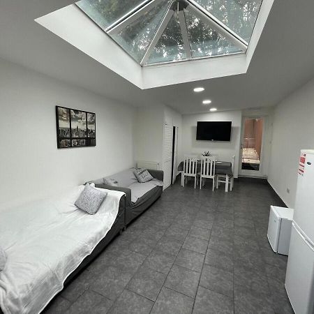 Stay Sa Equipped Studios Next To Uob And Qe! Бирмингем Экстерьер фото