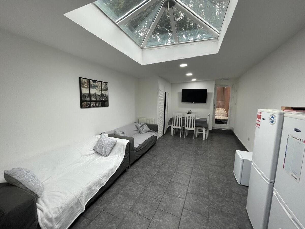 Stay Sa Equipped Studios Next To Uob And Qe! Бирмингем Экстерьер фото