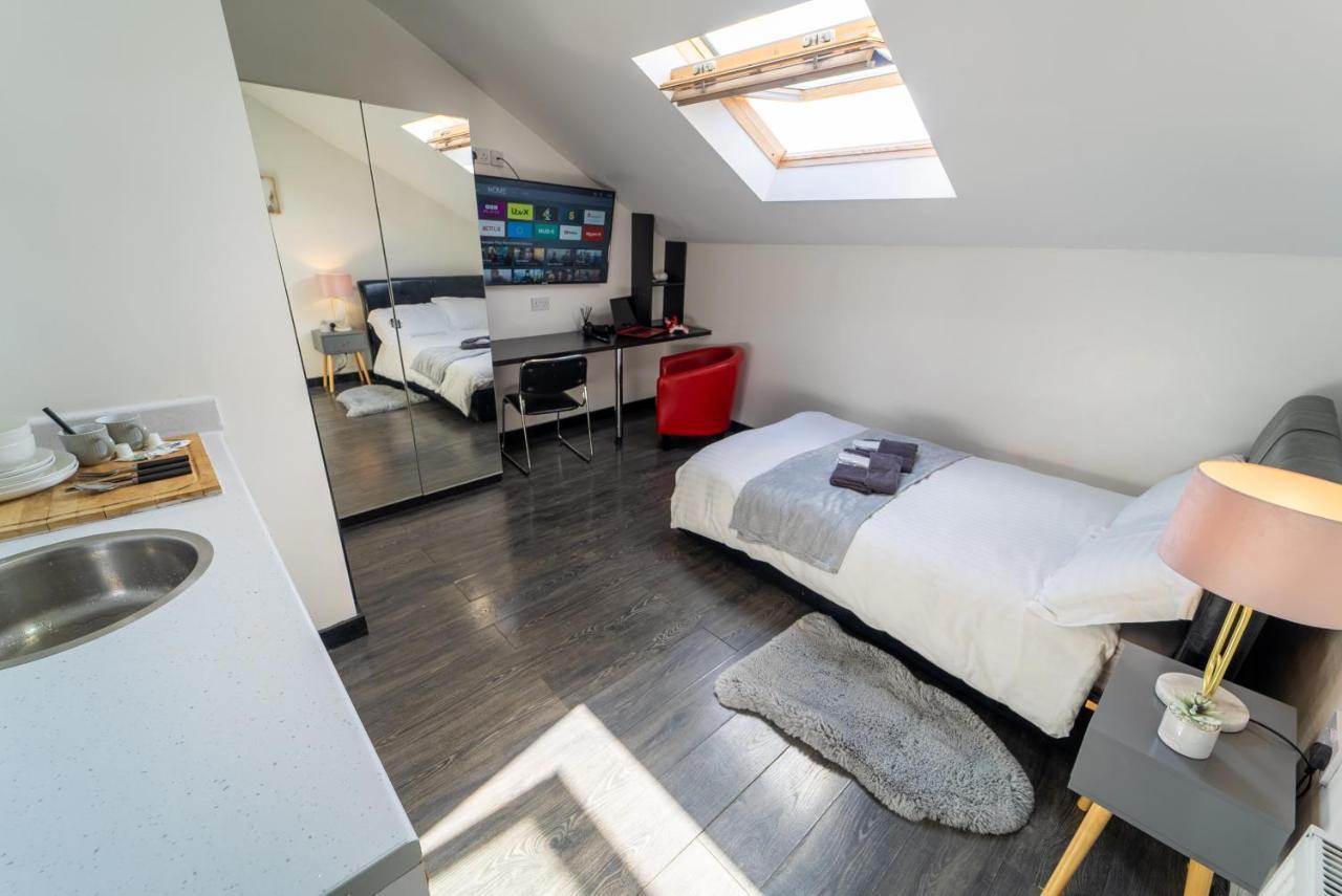 Stay Sa Equipped Studios Next To Uob And Qe! Бирмингем Номер фото